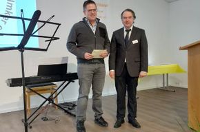 Michael Voß nahm den Preis von Dr. Klüner entgegen. Image