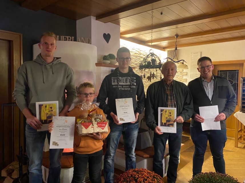 Als „jüngster“ Teilnehmer wurde Theo Hennecke, mit 7 Jahren, zum zweiten Mal mit einem Präsentkorb geehrt. Image